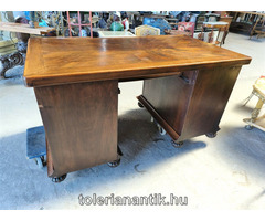 Térbe rakható íróasztal