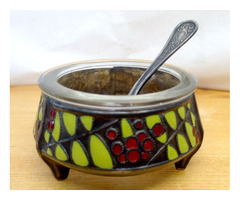 Antik kaviáros edényke ínyenceknek. Rekeszzománcozott üveg betétes kanállal együtt, Oroszországból