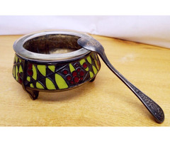 Antik kaviáros edényke ínyenceknek. Rekeszzománcozott üveg betétes kanállal együtt, Oroszországból