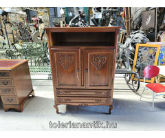 Neobrokk kétajtós polcos kis szekrény két fiókkal