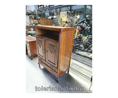 Neobrokk kétajtós polcos kis szekrény két fiókkal