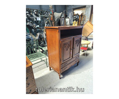 Neobrokk kétajtós polcos kis szekrény két fiókkal