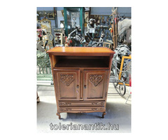 Neobrokk kétajtós polcos kis szekrény két fiókkal