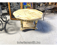 Kerek rézoszlopos márványlapos dohányzó asztal