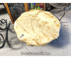 Kerek rézoszlopos márványlapos dohányzó asztal