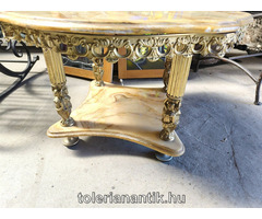 Kerek rézoszlopos márványlapos dohányzó asztal