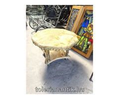 Kerek rézoszlopos márványlapos dohányzó asztal