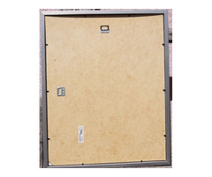 Párnák között: Czakó Dezső kortárs festőművész alkotása keretezve