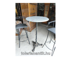 Fekete vas márványlapos kerti asztal két székkel