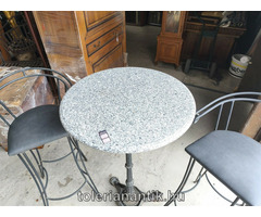 Fekete vas márványlapos kerti asztal két székkel