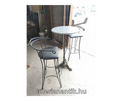 Fekete vas márványlapos kerti asztal két székkel