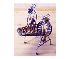 Borospalacktartó fonott fémvázas hinta, az édeni nedű szervírozásához