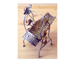 Borospalacktartó fonott fémvázas hinta, az édeni nedű szervírozásához