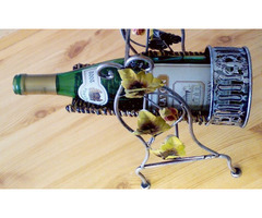 Borospalacktartó fonott fémvázas hinta, az édeni nedű szervírozásához