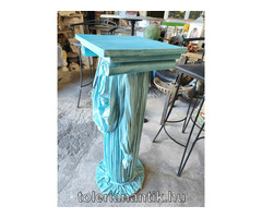 Különleges türkizkék posztamens