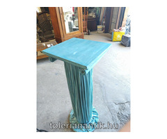 Különleges türkizkék posztamens