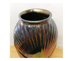 Modern iparművészeti váza fémes hatású irizáló eosin jellegű mázzal. IDEA