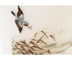 Modern kézműves tejüveg váza Hongkongból. Gyönyörű indás és madaras mintával