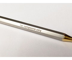 Modern aranyozott fogorvosi eszköz. Polírozó kompozit illesztéséhez.