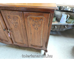 Neobarokk négyajtós polcos tálaló szekrény