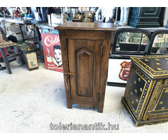 Egyajtós polcos kis szekrény