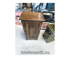 Egyajtós polcos kis szekrény