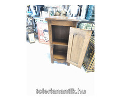 Egyajtós polcos kis szekrény