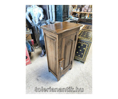 Egyajtós polcos kis szekrény