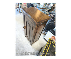 Egyajtós polcos kis szekrény