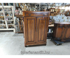 Kétajtós polcos kis szekrény fiókkal