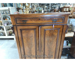 Kétajtós polcos kis szekrény fiókkal