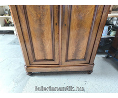 Kétajtós polcos kis szekrény fiókkal