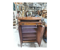 Kétajtós polcos kis szekrény fiókkal