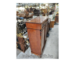 Kétajtós polcos kis szekrény fiókkal