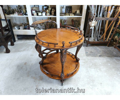 Kerek faragott zsúrkocsi