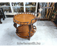 Kerek faragott zsúrkocsi