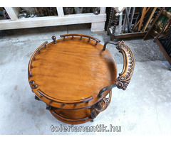 Kerek faragott zsúrkocsi