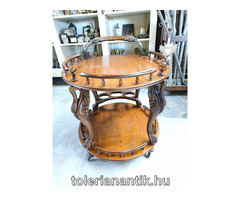 Kerek faragott zsúrkocsi