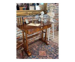 Restaurált térbe helyezhető Biedermeier Íróasztal.