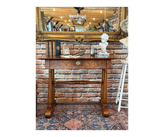 Restaurált térbe helyezhető Biedermeier Íróasztal.