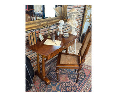 Restaurált térbe helyezhető Biedermeier Íróasztal.