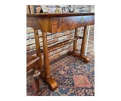 Restaurált térbe helyezhető Biedermeier Íróasztal.