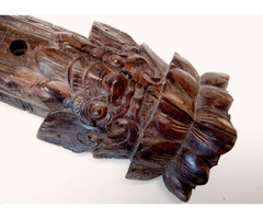 Népművészeti kézműves hangszer. Suling faragott fuvola a Maláj, Indonéz szigetvilágból