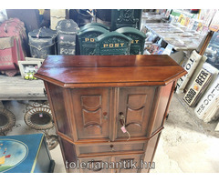 Négyajtós bárszekrény