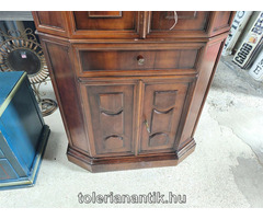 Négyajtós bárszekrény