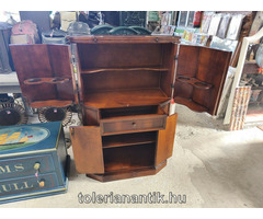 Négyajtós bárszekrény