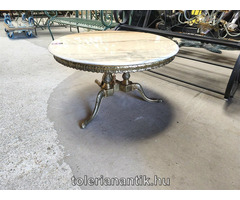 Neobarokk háromlábú márványlapos réz dohányzó asztal