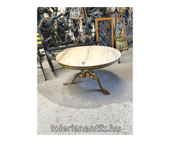 Neobarokk háromlábú márványlapos réz dohányzó asztal