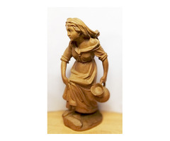 Antik faragott szobor. Lány korsóval szantál fából