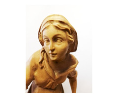 Antik faragott szobor. Lány korsóval szantál fából